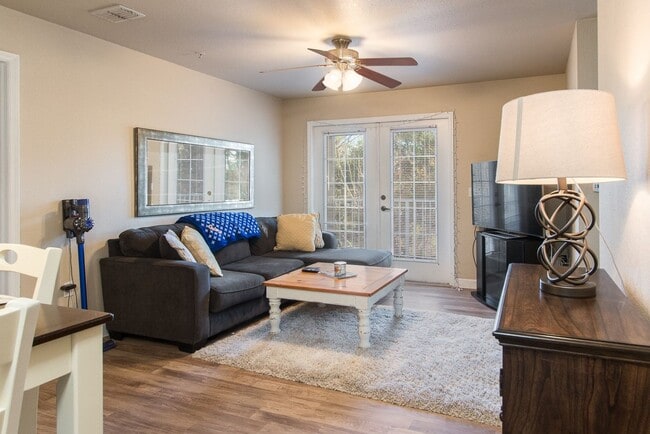 Building Photo - Oxford Terrace II: 4/4 luxury apartment just 3 blocks from UF & 1 block from Sorority Row. Now Re...