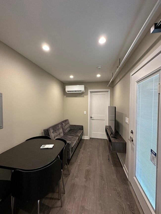 Building Photo - 1918 Noyes St