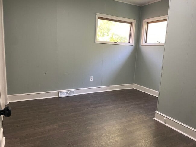 Building Photo - Inviting, Sunroom, Garage. PETS WELCOME