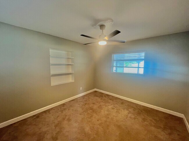 Building Photo - 3 Bed, 2 Bath DeBary Home with Modern Upda...