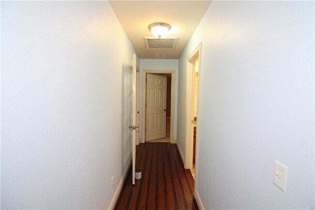 Building Photo - 1200 Kensington Dr