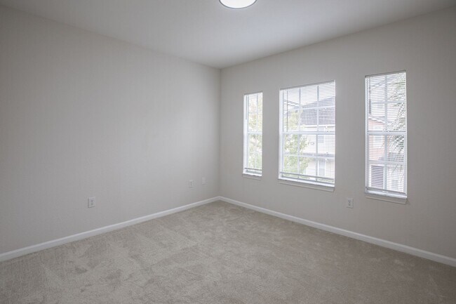 Building Photo - Stunning Condo with Garage