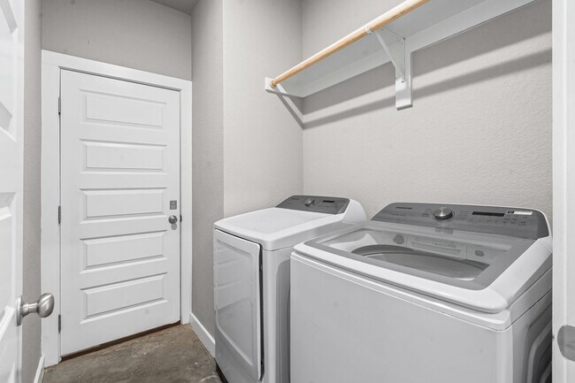 Building Photo - Amazing in Alvarado