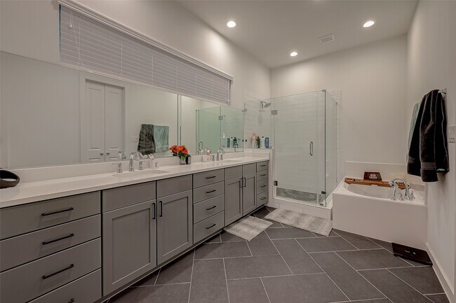 Building Photo - 8911 Knoll Villas St