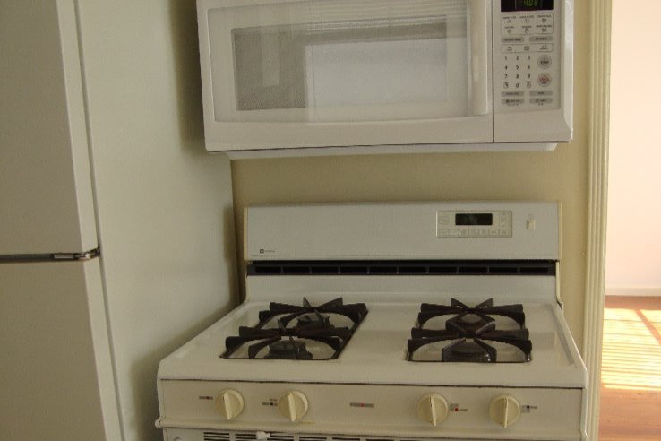 Stove and microwave - 812 Bard St