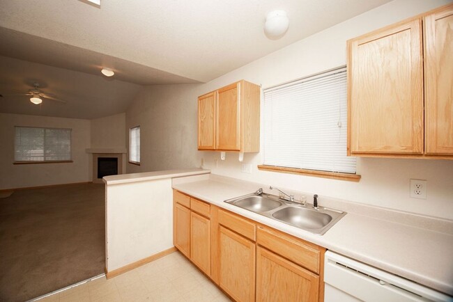 Building Photo - Upper Unit 2 Bedroom 2 Bath Condo