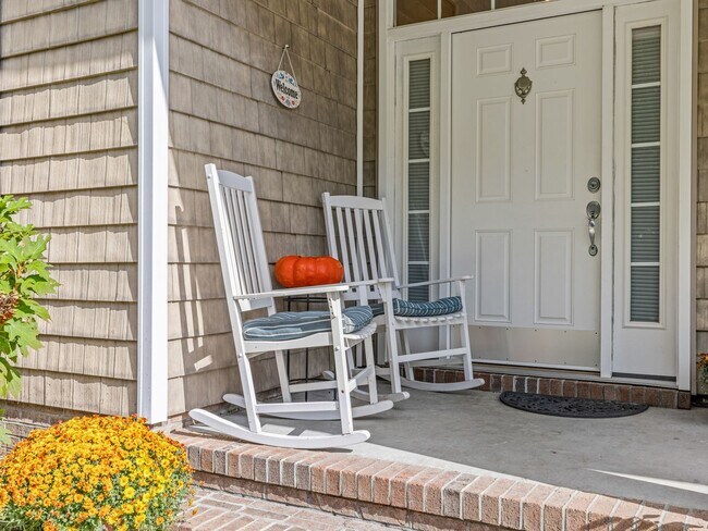 Building Photo - Beauty by the Water!