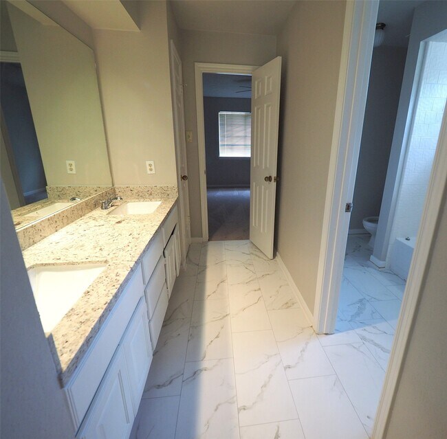 Building Photo - 15122 Greenleaf Ln