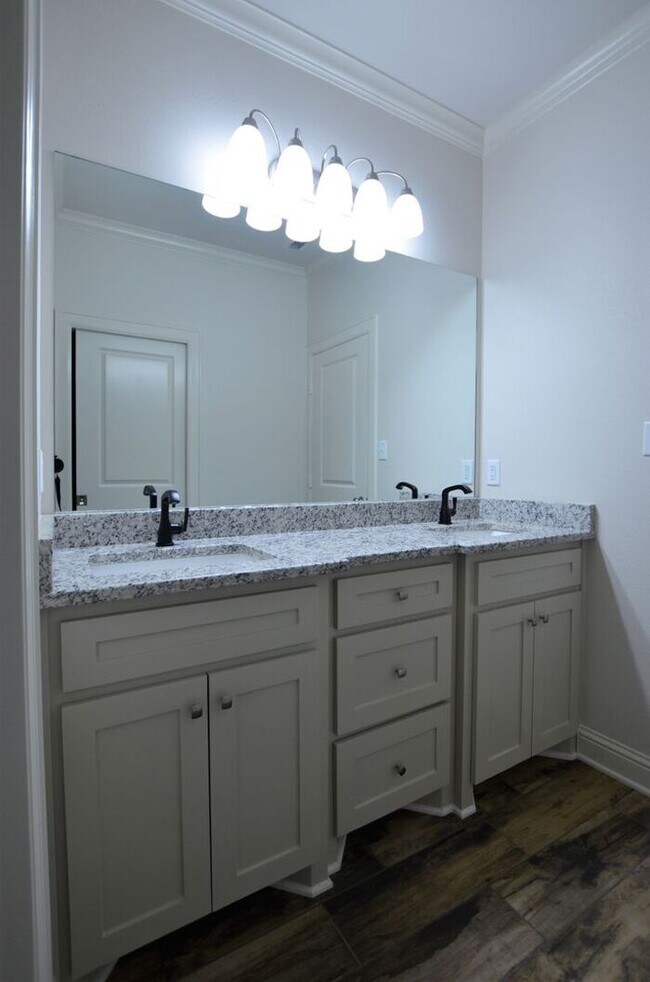Building Photo - 3/2/2 in Whitehouse ISD!!