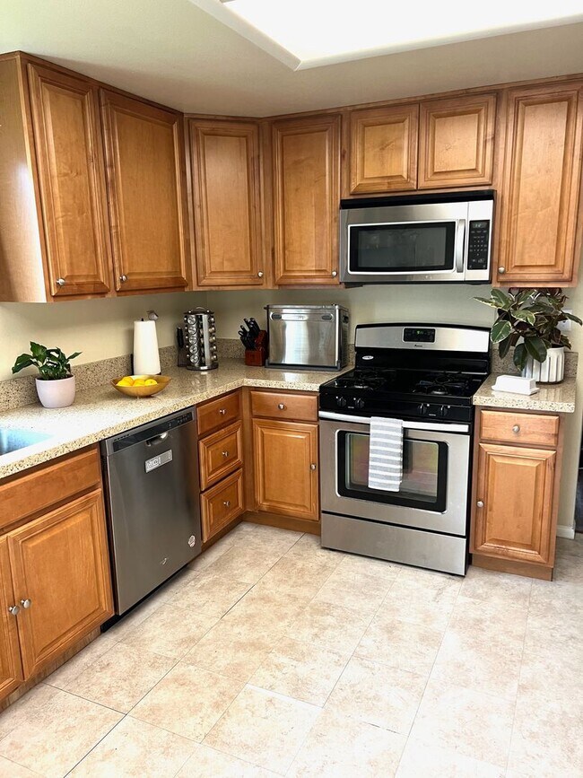 Building Photo - 2 Bedroom 2 Bath Sanctuary!