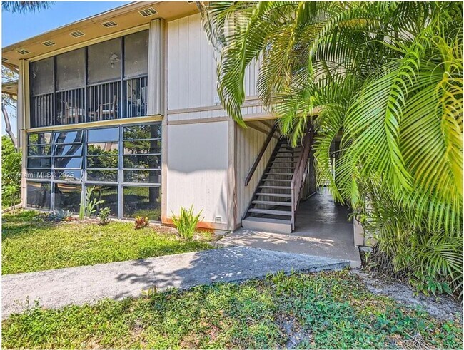 Building Photo - Beautiful Garden Apartment, Move in Condition