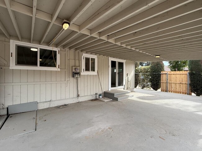 Building Photo - 403 N Echo Ave