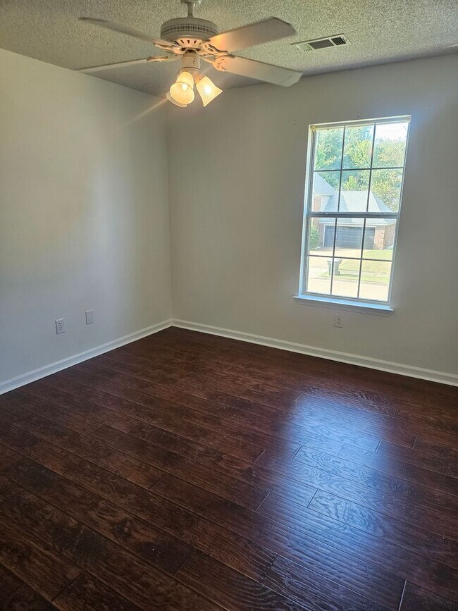 Building Photo - Available Now! MOVE IN SPECIAL HALF OFF FI...