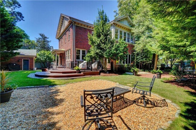 Building Photo - LARCHMONT