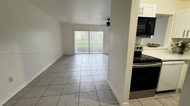 Building Photo - 10389 N Kendall Dr