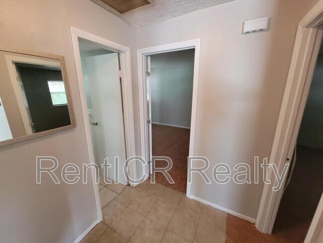 Building Photo - 3135 Pine Tree Ave
