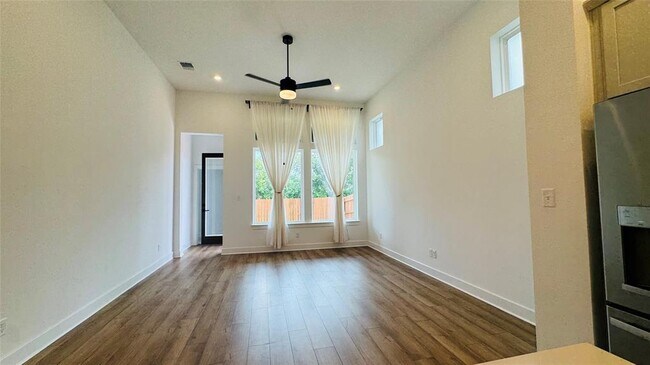 Building Photo - 1332 S Brook Dr