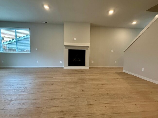 Building Photo - Charming 3 Bed 2.5 Bath Tualatin Home with Fenced Yard & 2-Car Garage!