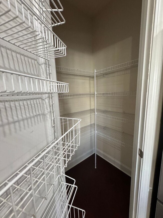 Building Photo - Your Franklin dream rental is here—4 bedrooms, a huge bonus, two en-suites, and an unbeatable loc...