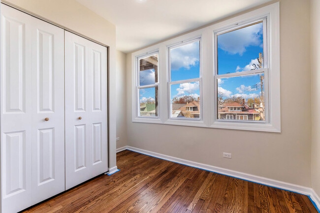 Building Photo - 18 S Austin Blvd