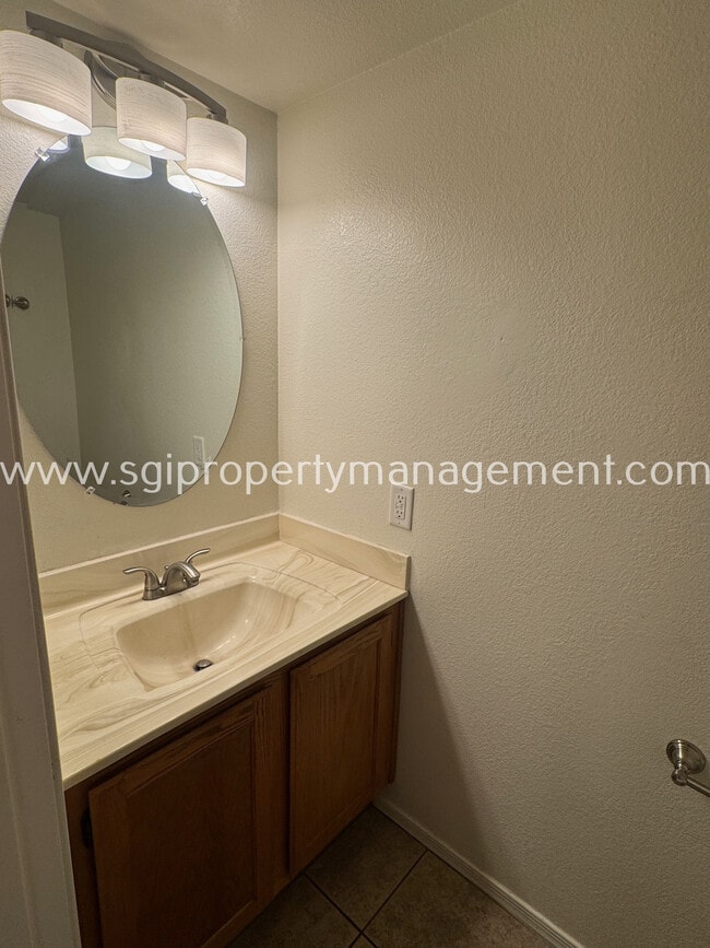 Building Photo - 1961 N Hartford St