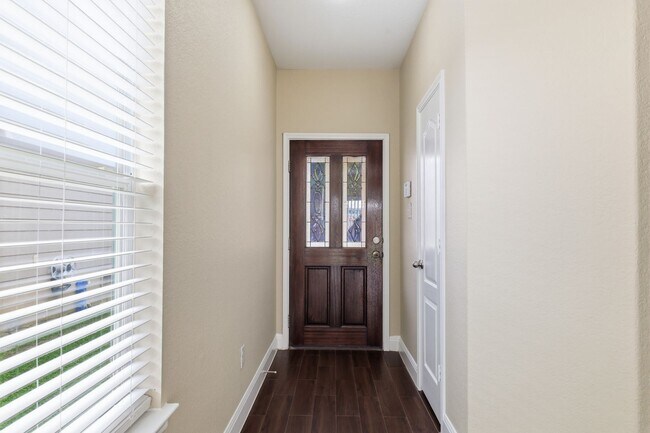Building Photo - Updated Home with Office and Open Layout