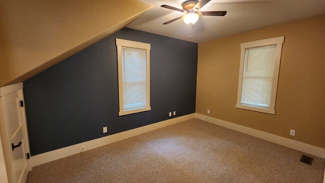 Building Photo - 3 Bedroom, 1 Bathroom Fully Remodeled Home...