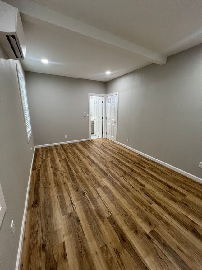 Building Photo - Split AC's In each room. Wet Bar. Spacious