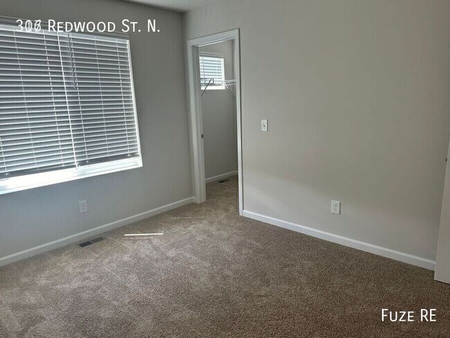 Building Photo - 316 Redwood St N