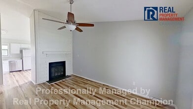 Building Photo - Adorable 2 BD/1 BA Duplex with Covered Back Patio