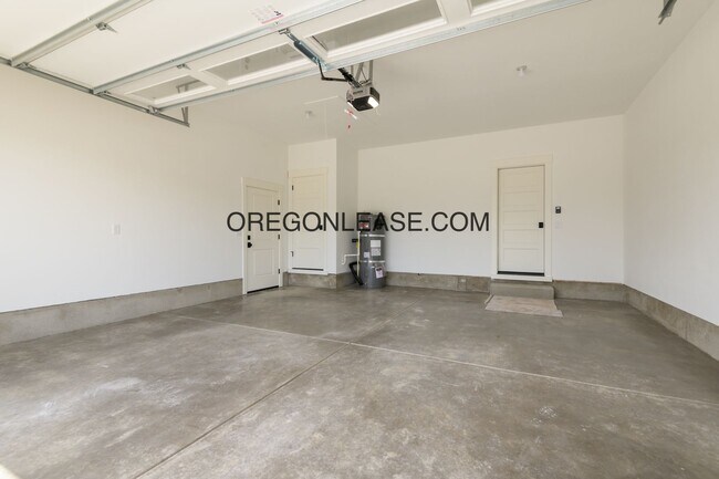 Building Photo - Gorgeous New Construction in Brand New Veneta Subdivision