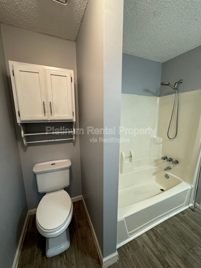 Building Photo - 1804 Pine Tree Dr