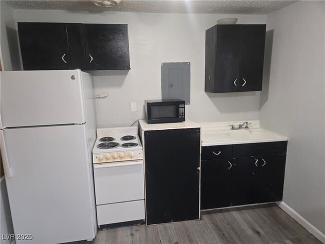 Building Photo - 409 W Van Buren Ave