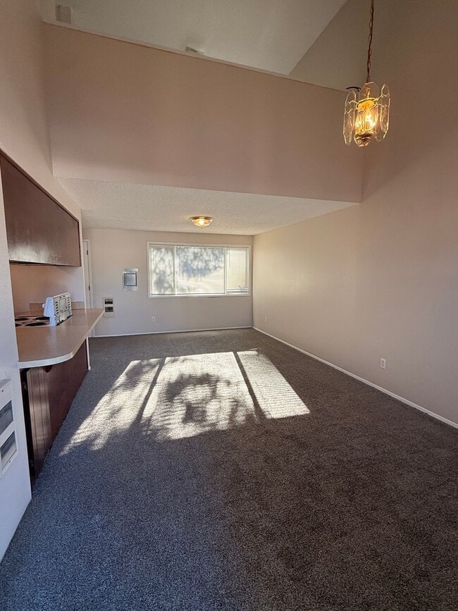 Building Photo - Spacious 1 Bedroom Duplex, Great Location, W/D In Unit, Bright Living Space!!