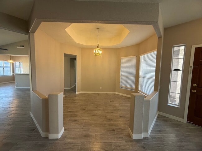 Building Photo - UPDATED BEAUTY IN GARDEN LAKES