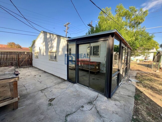 Building Photo - 990 Newark St