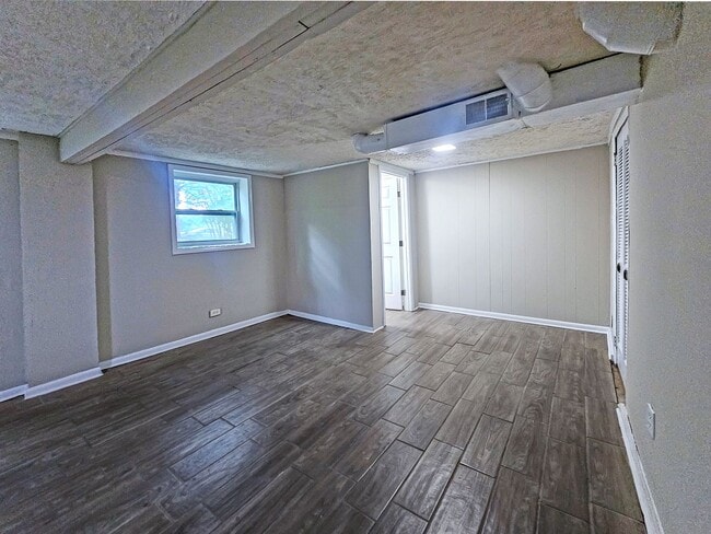 Building Photo - Spacious 4 Bedroom Home Near University Av...