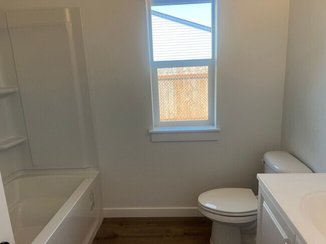 Building Photo - 724 SE 135th Ct
