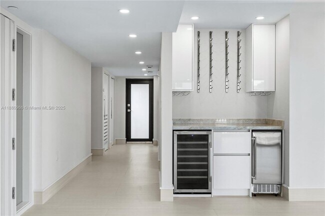 Building Photo - 700 Coral Wy