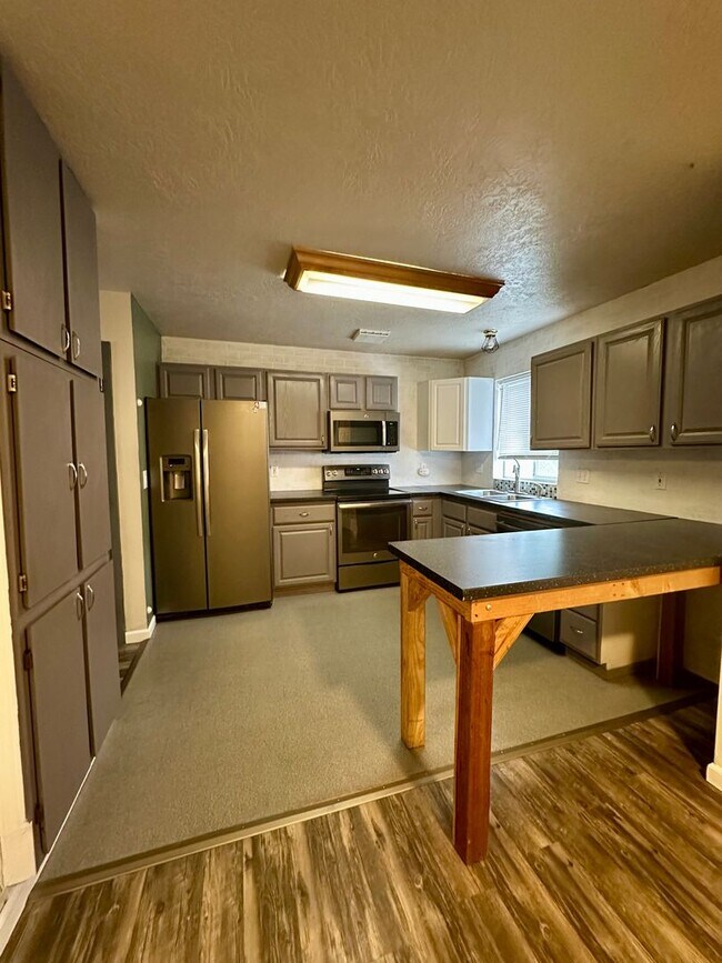 Building Photo - PENDING APPLICATION- Beautiful 3 Bedroom S...