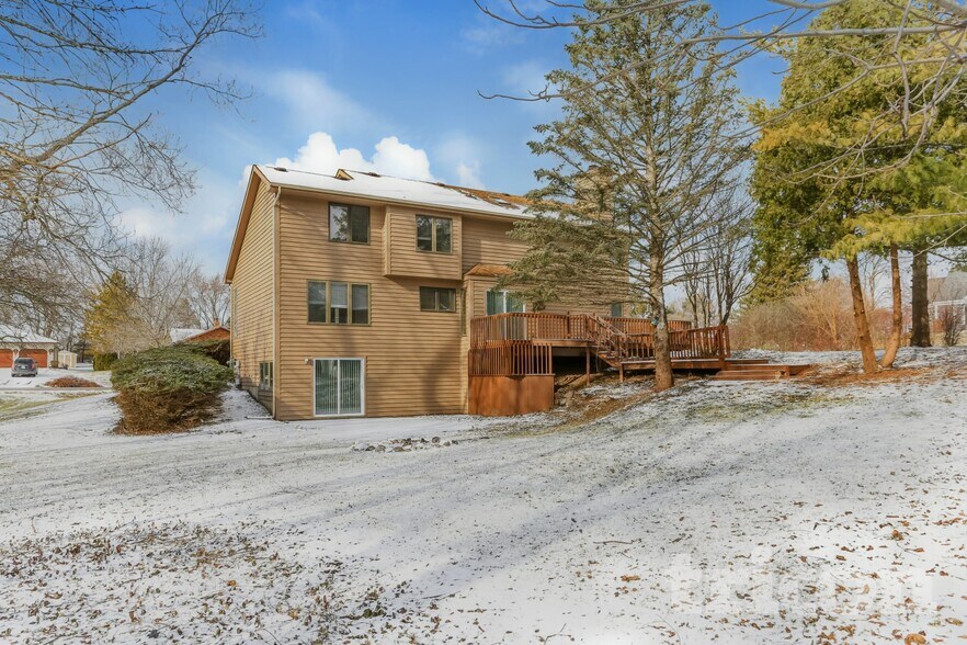 Building Photo - 5004 Lake Dawnwood Dr