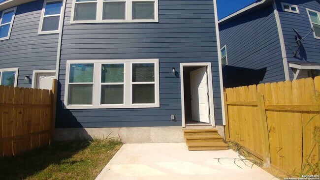 Building Photo - 6926 Crestway Rd