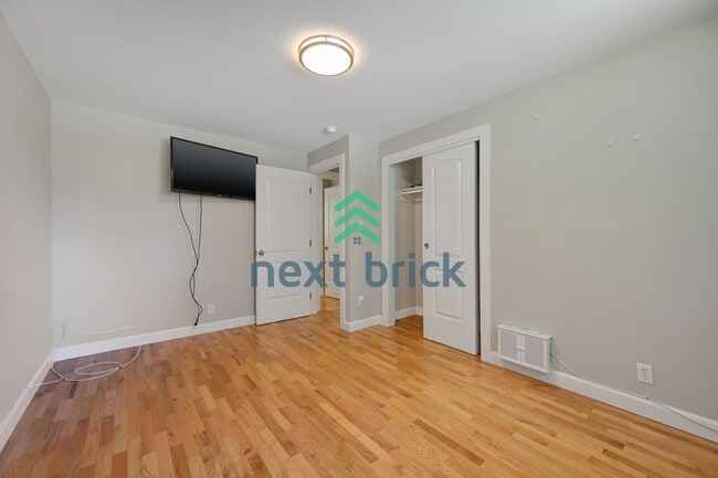 Building Photo - 4 Bed and 2 Bath Remodeled Single-family House Available!