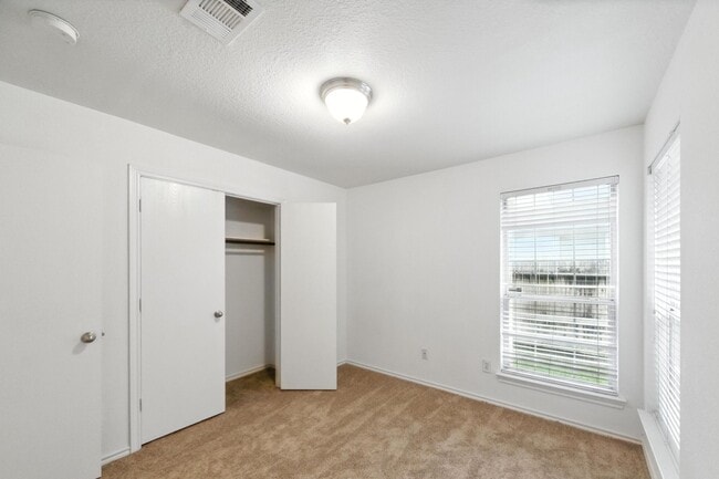 Building Photo - 142 Thunder Basin Dr