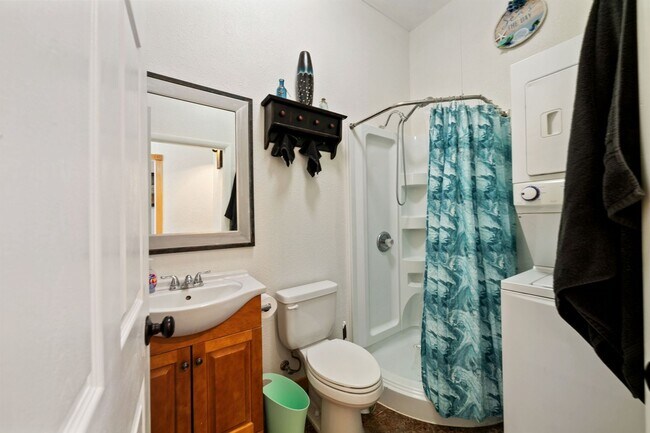 Building Photo - Charming 3 Bedroom Home Plus Casita