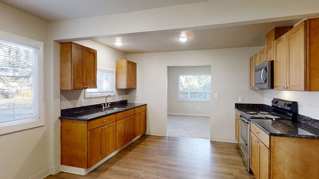 Building Photo - Country House w/ 2 Bedroom + Den - Washer, Dryer, Storage Shed & Plentiful Parking!