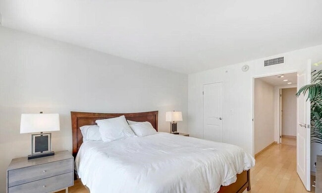 Building Photo - "Chic Santa Monica Oasis: 1-Bedroom Furnis...