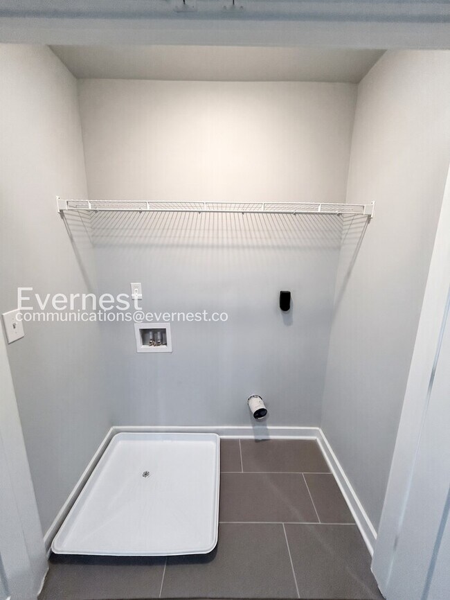 Building Photo - Limited Time Special Offer / 2 Bed/2.5 Bath Townhome with Off-Street Parking / Pet-Friendly / Ava...