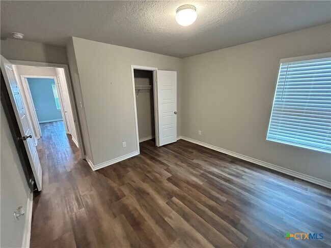 Building Photo - 724 Stonemanor