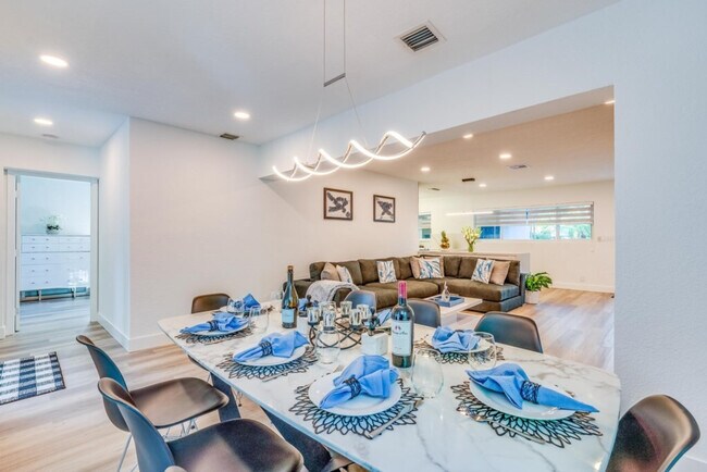 Building Photo - 834 SW 14th Ct